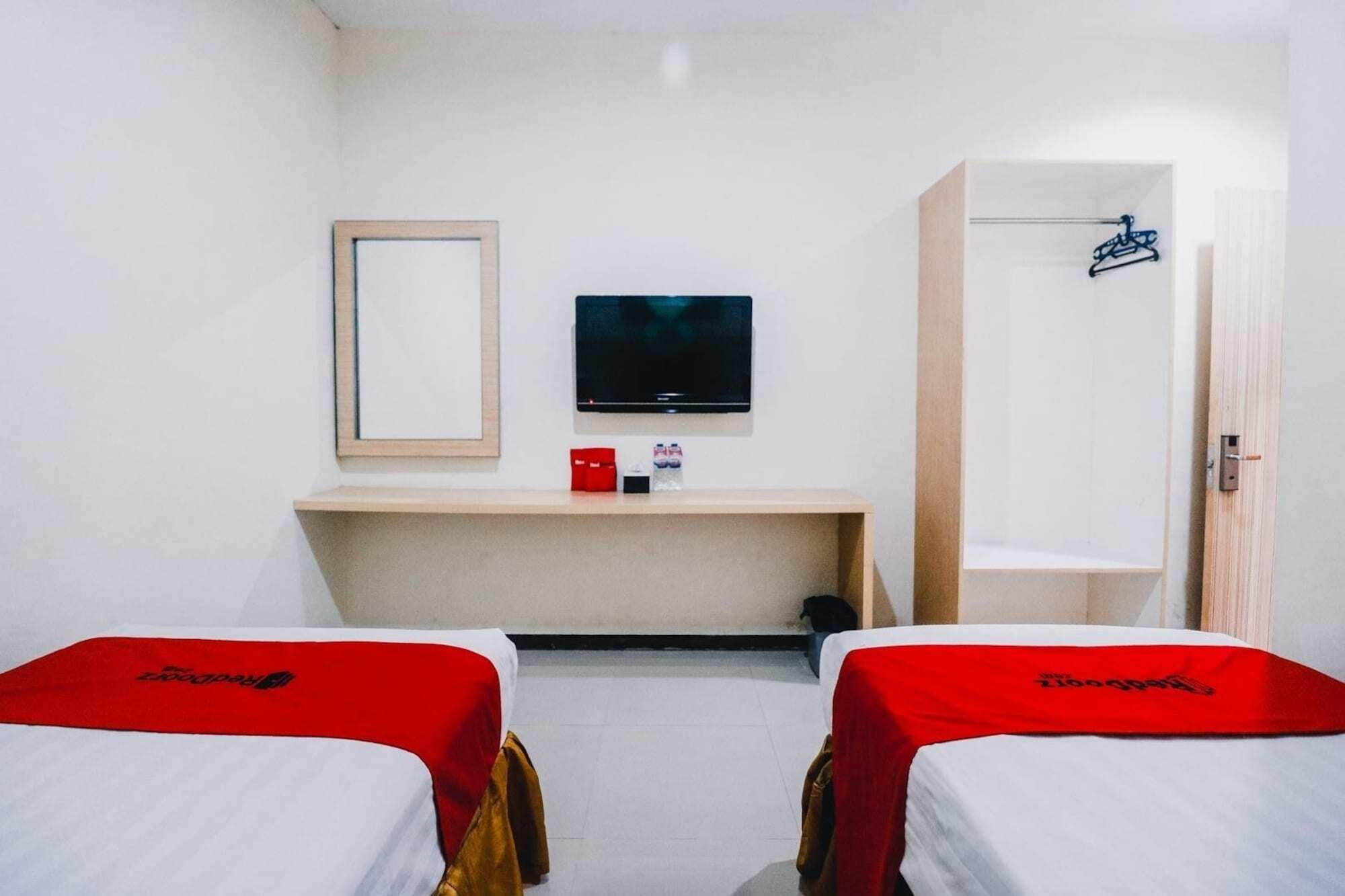Reddoorz Plus Near Sultan Hasanuddin Airport Макасар Екстериор снимка
